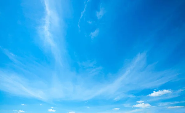 Niebo i białe chmury — Zdjęcie stockowe