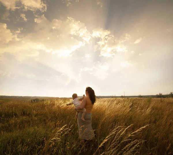 Šťastná matka s dítětem — Stock fotografie