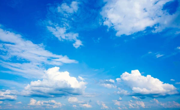 ท้องฟ้าสีฟ้าที่สวยงาม — ภาพถ่ายสต็อก