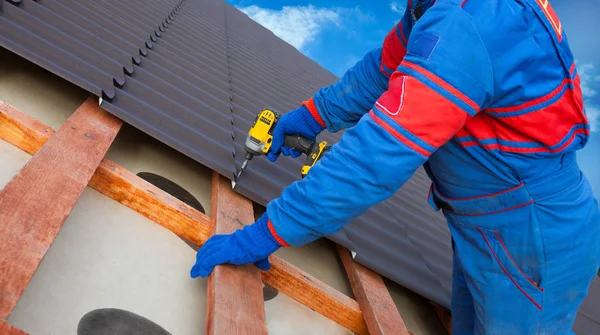 Man worker uses a power drill — Stock Photo, Image