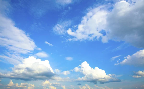 ท้องฟ้าสีฟ้าที่สวยงาม — ภาพถ่ายสต็อก