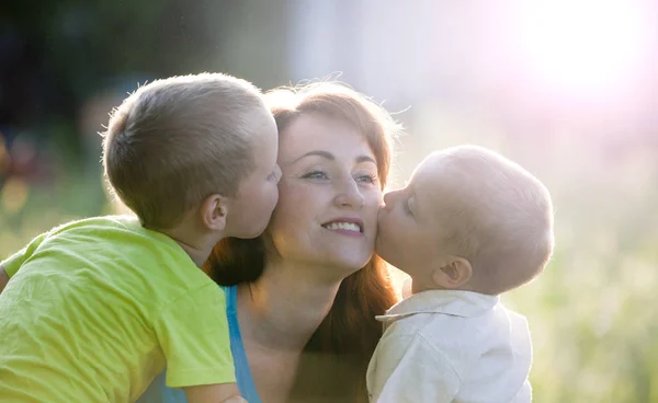 Glad mamma med två barn — Stockfoto