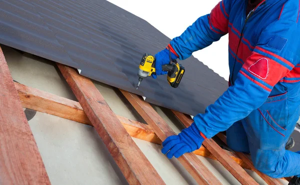 Uomo lavoratore utilizza un trapano elettrico — Foto Stock