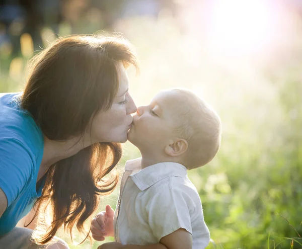 Mãe feliz com menino — Fotografia de Stock