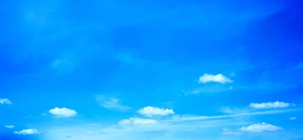 Himmel und weiße Wolken — Stockfoto