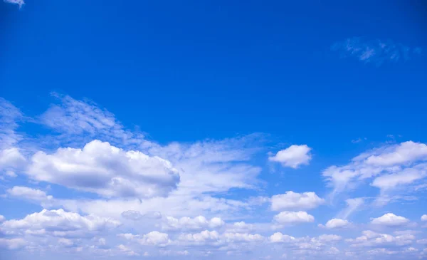 Cielo y nubes blancas — Foto de Stock