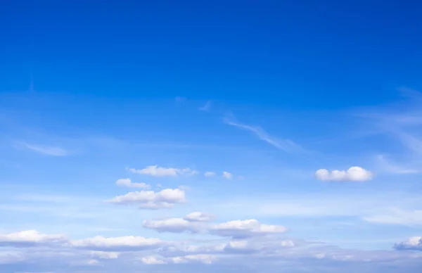 ท้องฟ้าและเมฆสีขาว — ภาพถ่ายสต็อก
