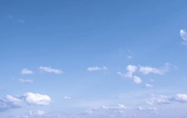Gökyüzü ve beyaz bulutlar — Stok fotoğraf