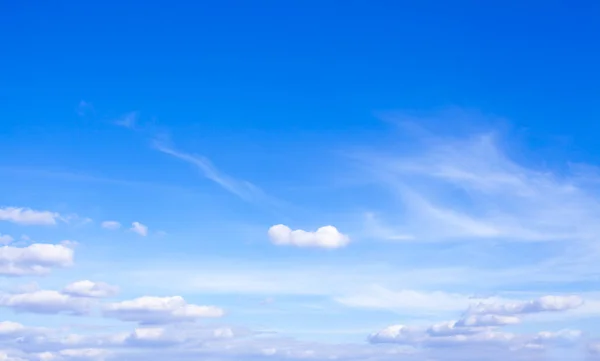ท้องฟ้าและเมฆสีขาว — ภาพถ่ายสต็อก