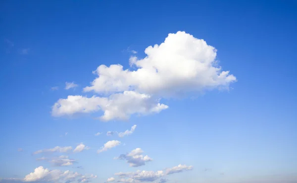 Himmel och vita moln — Stockfoto
