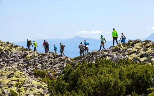 Il concetto di viaggio, avventura o spedizione in montagna . — Foto Stock