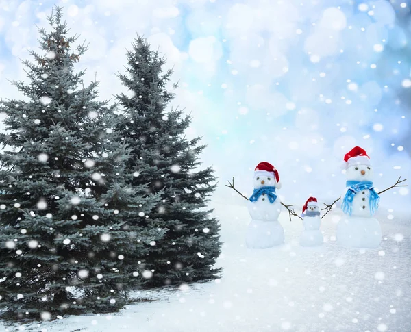 Muñecos de nieve con árboles de Navidad . — Foto de Stock