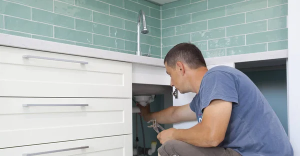 台所に道具を持った配管工 配管工の男の修理キッチンシンク — ストック写真