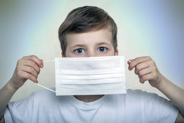 Studioporträt Eines Jungen Mit Maske Auf Grauem Hintergrund Konzept Des — Stockfoto