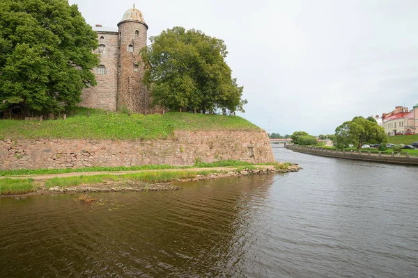 Старая крепость у реки — стоковое фото