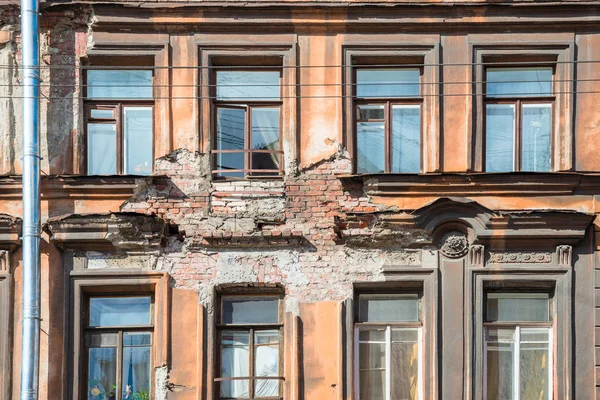 Wand und Fenster eines alten Hauses — Stockfoto