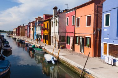 Burano 'da rengarenk boyalı evler, Venedik, Italya.