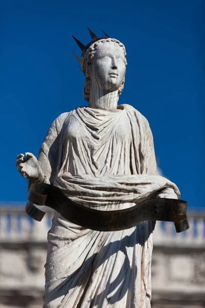 Antika staty av fontänen Madonna Verona på Piazza delle Erbe, Italien — Stockfoto