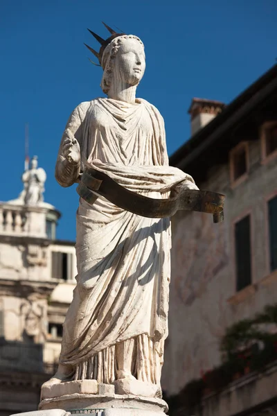 Régi szobor, szökőkút Madonna Verona a Piazza delle Erbe, Olaszország — Stock Fotó