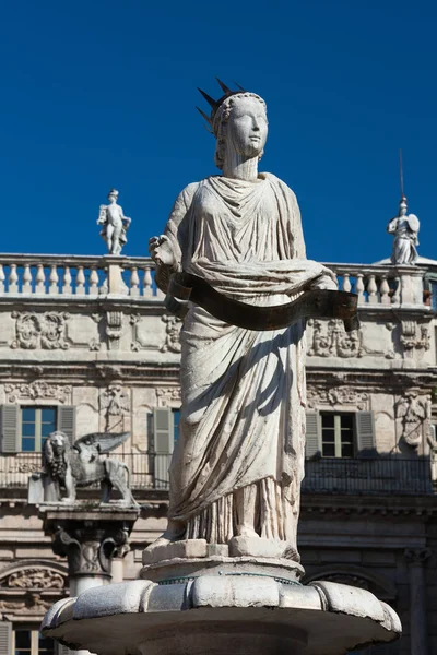 Antika staty av fontänen Madonna Verona på Piazza delle Erbe, Italien — Stockfoto