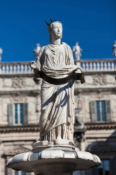 Статуя фонтана Мадонна Верона на площади Пьяцца делле Эрбе, Италия — стоковое фото