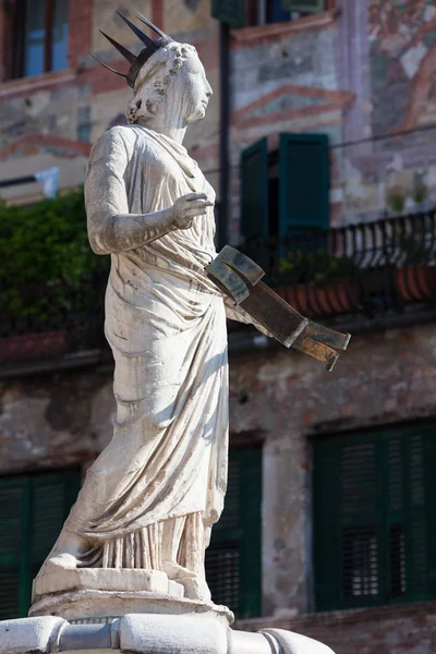 Давні статуї фонтан Мадонна Верони на площі Пьяцца делле Ербе, Італія — стокове фото