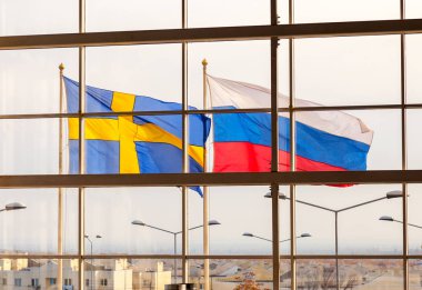 İsveç ve Rusya karşı deposunun windows sallayarak bayrakları