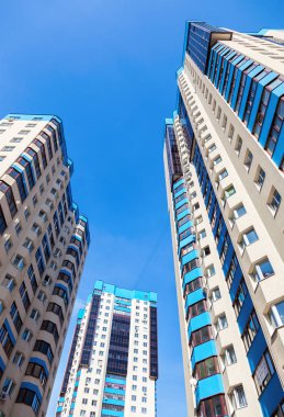 Mavi gökyüzü arka plan karşı yeni yüksek apartmanlar