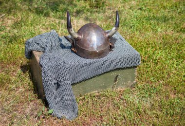Kask ve zincir posta ile Ortaçağ şövalye zırh