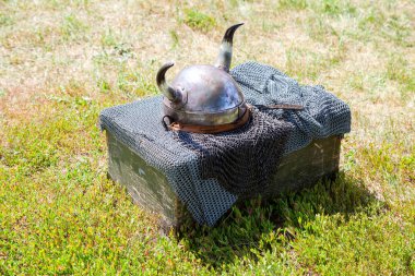 Kask ve zincir posta ile Ortaçağ şövalye zırh