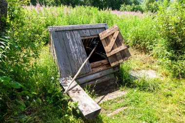 Açık kapı ve metal bir kova ile iyi ahşap su Köyü 