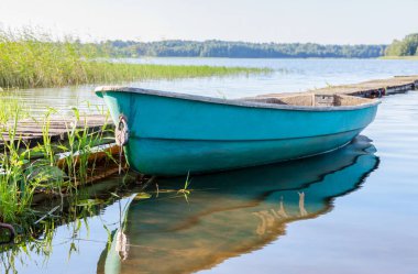 Yaz güneşli gün sabah gölde balık tutma botu