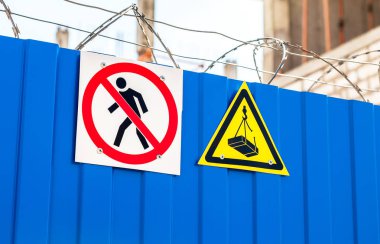 Uyarı işaretleri ve dikenli tel çit inşaat s