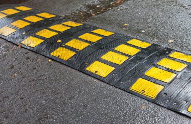 Emanet hız tümseği bir asfalt yolda trafik
