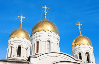 Rus Ortodoks Kilisesi ile altın kubbe mavi karşı 
