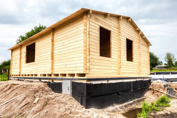 Construção de uma nova casa de madeira no verão dia nublado — Fotografia de Stock
