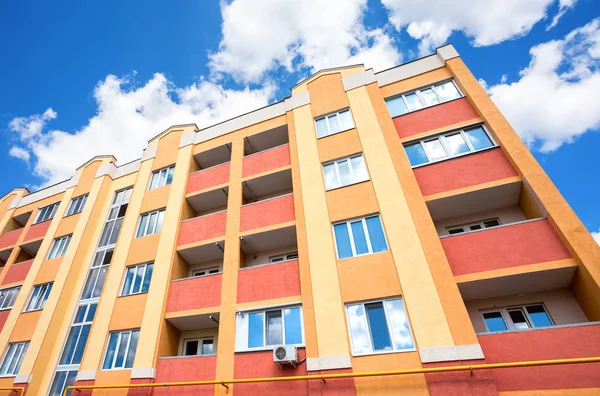 Modern appartement nieuwbouw tegen de blauwe hemelachtergrond — Stockfoto
