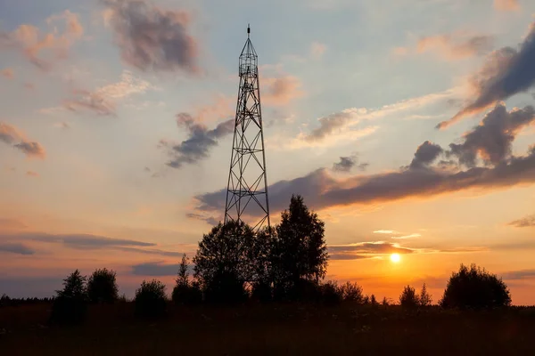 Rysk geodetisk punkt på solnedgången på sommardagen — Stockfoto