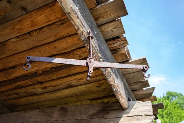 Velha balança de metal enferrujado vazio suspenso na parede de madeira — Fotografia de Stock