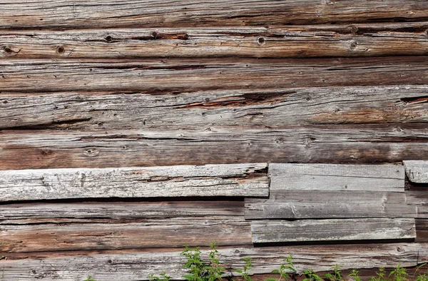 Houten logboeken muur van oude landelijke huis als achtergrond — Stockfoto