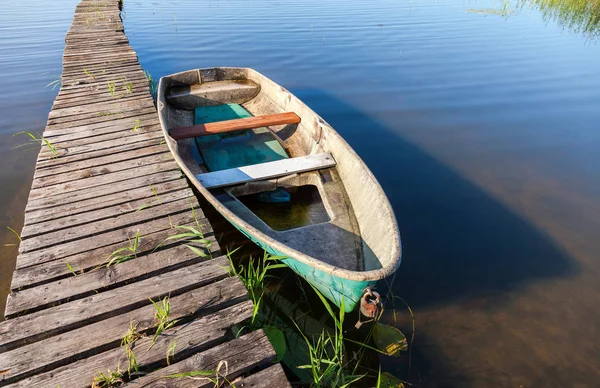 Fishing boat moored at a pier on the lake in the morning in summ — Stock Photo, Image