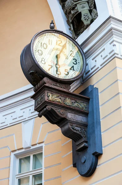 First electric clock in St. Petersburg on the Arch of the General Staff — Stock Photo, Image