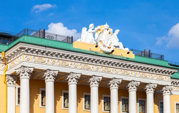 Samenstelling van de sculpturale op het dak van Lobanov-Rostovsky Palace ik — Stockfoto