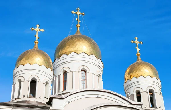 Cupole d'oro di chiesa ortodossa russa con croce contro azzurro — Foto Stock