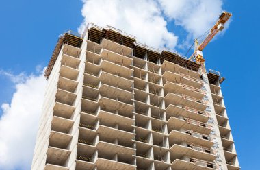 Yapım aşamasında karşı Vinçler ile uzun boylu apartmanlar 