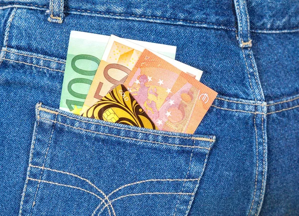 Tasca blu jeans con banconote in euro e carta di credito — Foto Stock