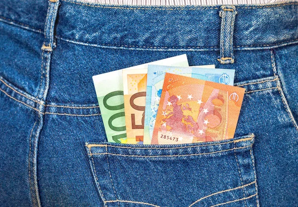 Eurosedlar som sticker ur blå jeans fickan. Pengar för — Stockfoto
