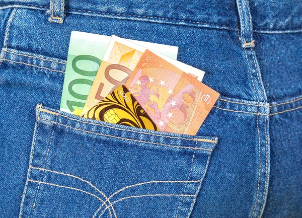 Blå jeans ficka med sedlar och kreditkort — Stockfoto