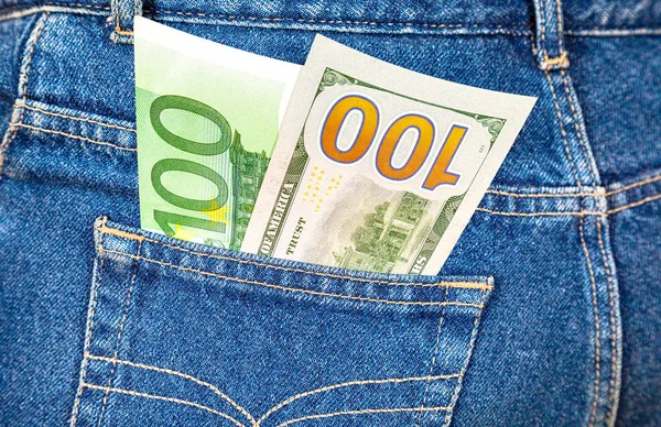 Tasca blu jeans con cento euro e cento americani — Foto Stock
