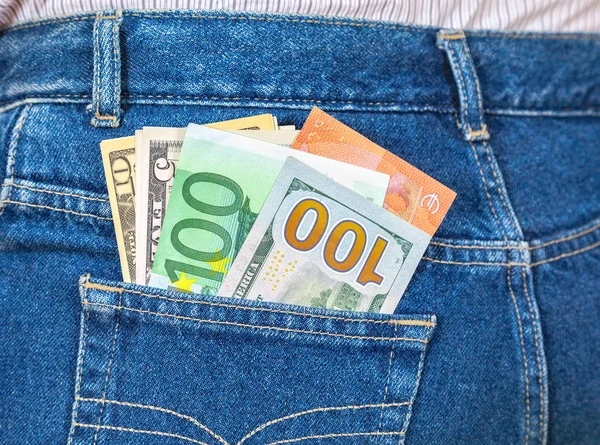 Euro och amerikansk valuta, pengar i jeans ficka för resor och — Stockfoto